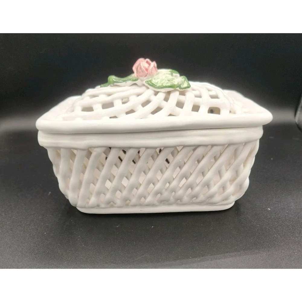 VIntage Savoir Vivre porcelain open-weave rectangular‎ lidded box Lattice Design